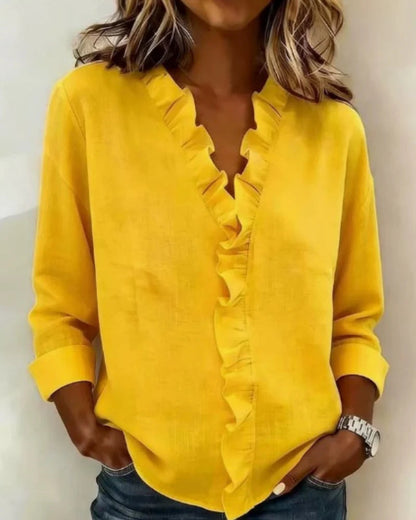 Luna | Bluse med elegante flæser og klassisk V-hals